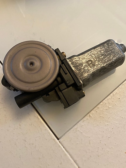 Chrysler 300M lasinnostimen moottori, oikea puoli.