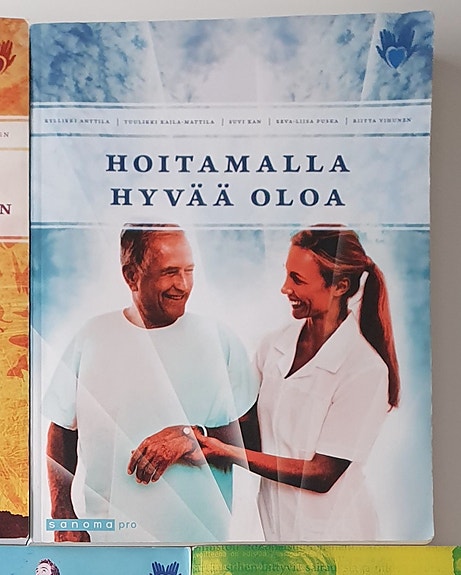 Lähihoitajan kirja "Hoitamalla hyvää oloa"