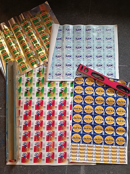 Olut ja limsa pullon etikettejä paljon