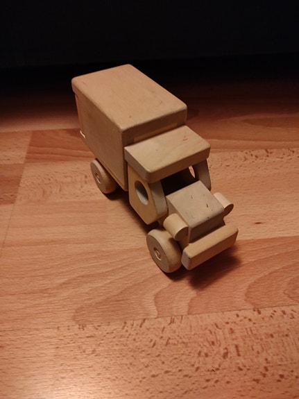 Puinen kuorma-auto