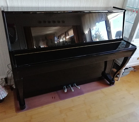 Musta piano akkopa