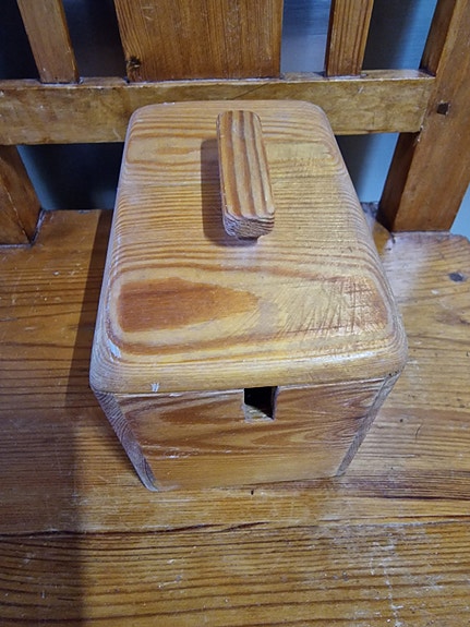 Vanha puuastia/laatikko