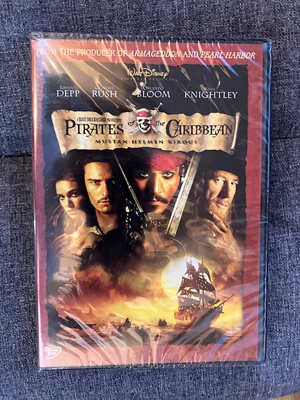 Pirates of the Caribbean Mustan Helmen kirous
