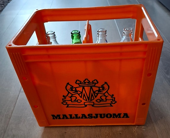 Mallasjuoma kori  ja vanhat pullot