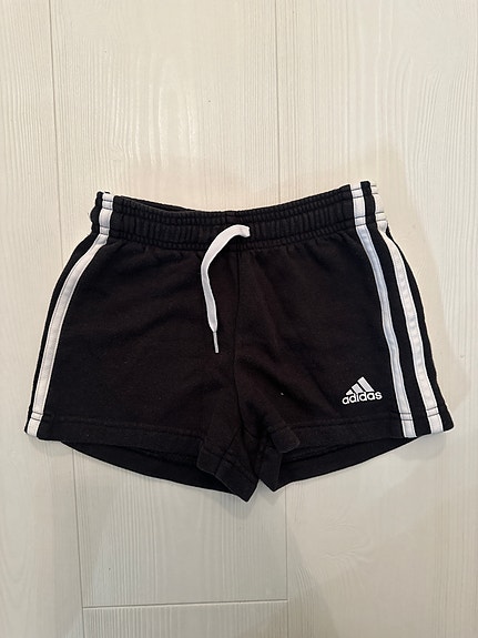 Adidas collegeshortsit 116