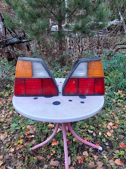 VW GOLF takavalot ja muutamia muita osia.