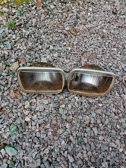 Citroen 2 CV  etu lyhtyjen umpiot, lasit ainakin ehjät