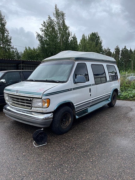 )3  Ford  Econoline osina