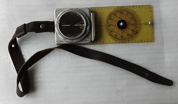Suunto M-311 varhainen versio pohjalevykompassista