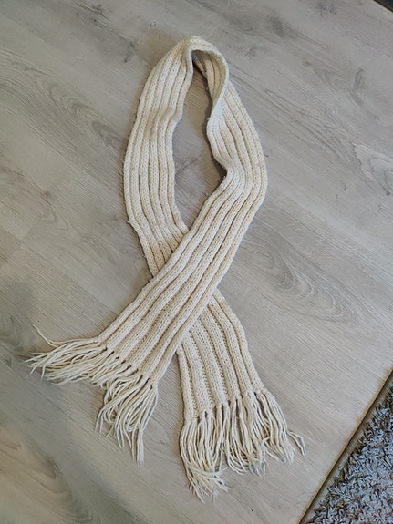 Valkoinen kaulahuivi