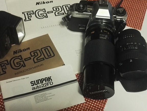 Nikon FG 20 järjestelmäkamera + pari zoom -objektiivia