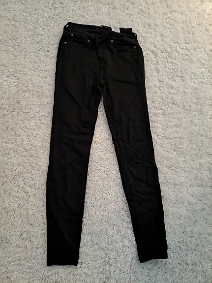 Mustat slim-fit farkut