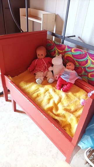 Vanha päästävedettävä lasten sänky