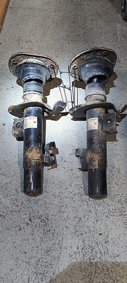 Volvo P3 V70 OEM käytetyt etuiskunvaimentimet ja yläpäät