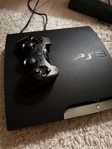 PS3 pelikonsoli ja ohjain