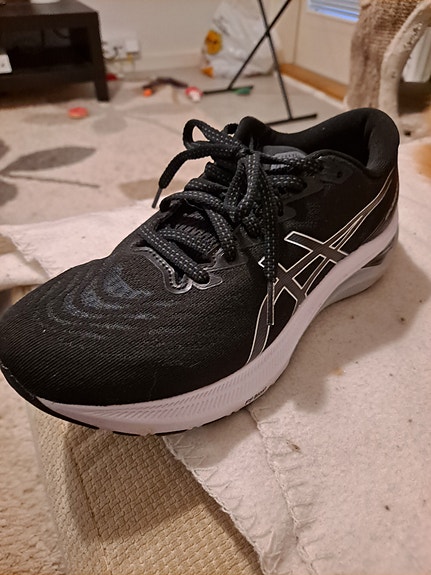 39 Asics uudet kengät