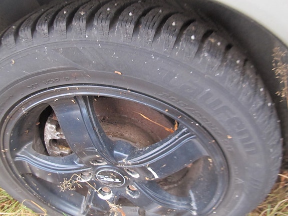205/55-16 Nastarenkaat, Volvo V50 aluvanteilla, hyvä kuntoiset Laufenn nastat