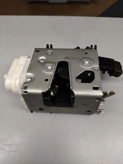 Audi 100/A6 oik etuoven lukko 4A1837016G