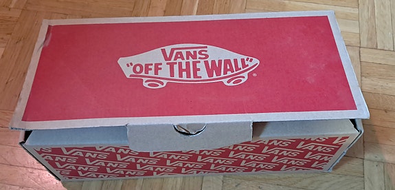 Vans Authentic. Unisex-malli, koko 8 (miehet), koko 9.5 (naiset)