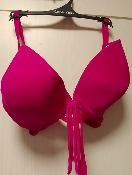Pinkki bikinin yläosa