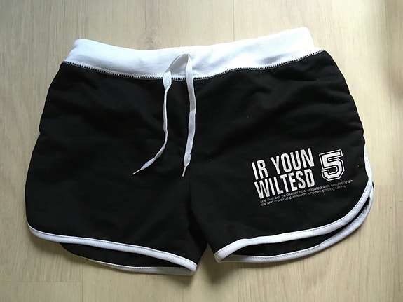 Uudet mustat - valkoiset shortsit S