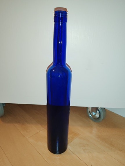 Sininen lasipullo