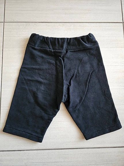 Mustat shortsit