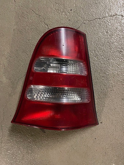 Mercedes-Benz A-sarja takavalot ja kangasmattosarja ja ohjekirjat kansiossa.