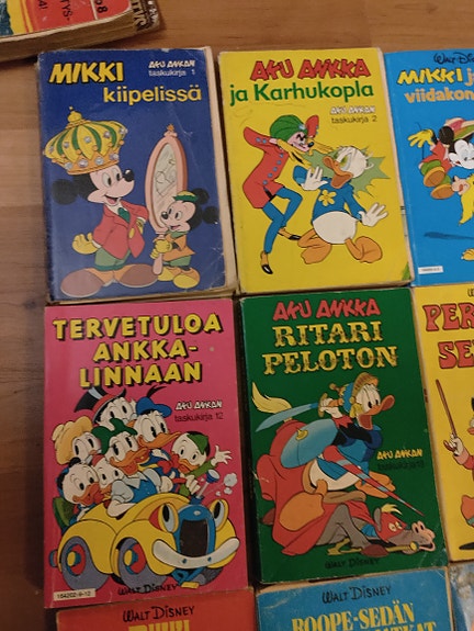 Iso kasa vanhoja aku ankan taskukirjoja