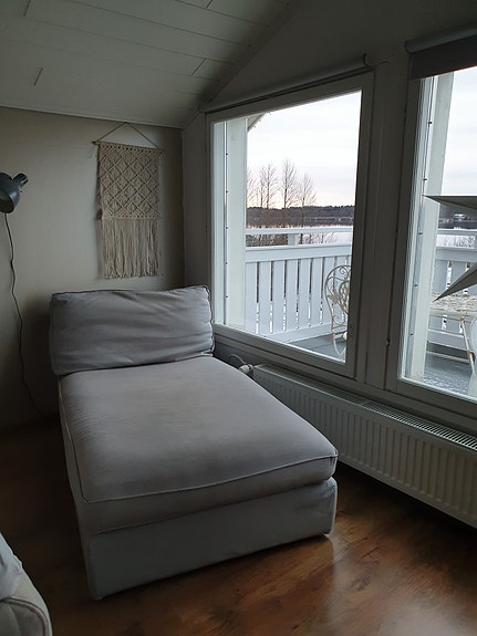 Harmaa kivik divaani