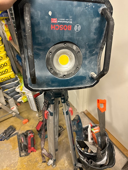 Bosch akku valaisin jalustalla