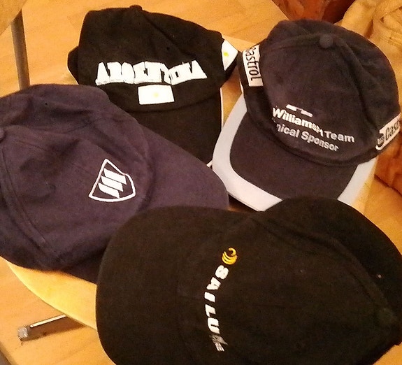 Lippalakit  1974-2020-luvuilta, vyöt 30-70-l, aurinkolasit, NOKIA kuoret ym.