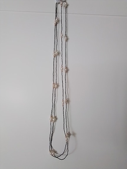 Kahdet samanlaiset helmet 61 cm