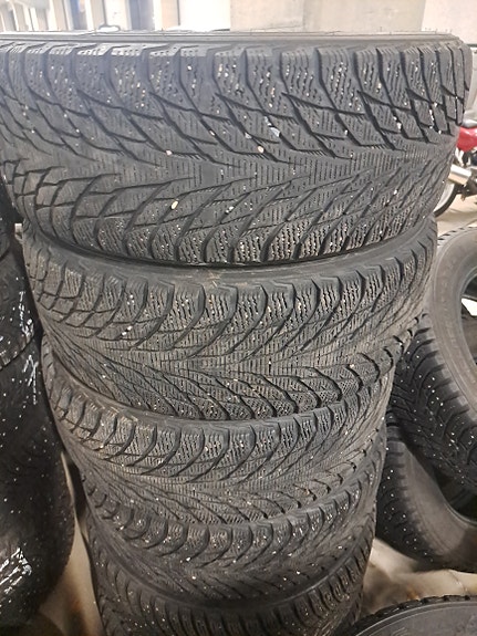 Nokian R2  215/60R16 kitkasarja