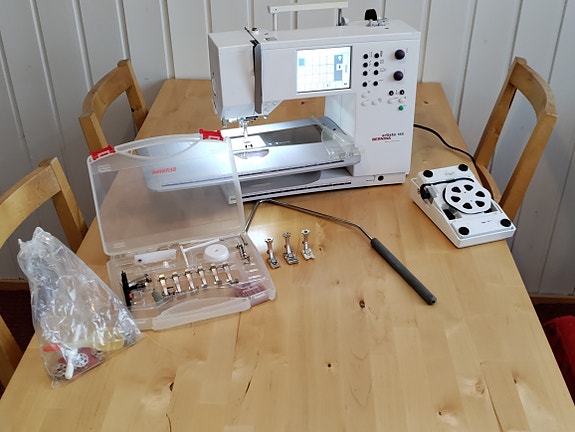 Bernina ompelukone ja kirjontalaite