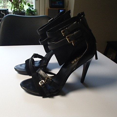 Upeat GUESS korkkarit, koko 9 1/2 (41)