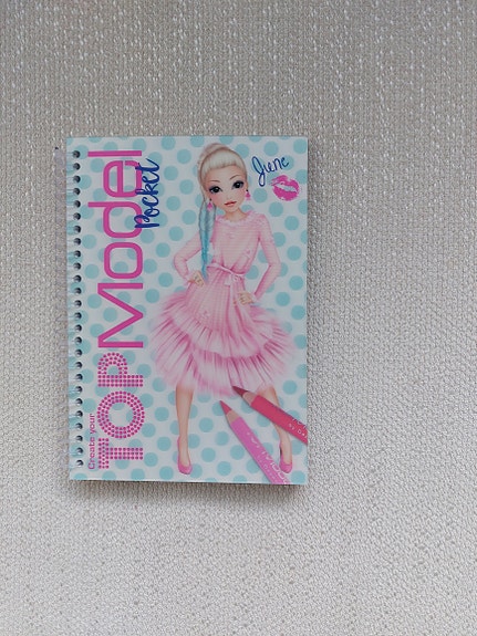 Top Model -taskuvärityskirja