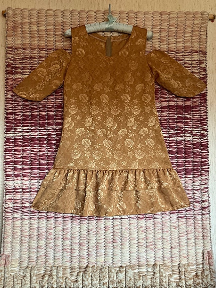 Kullanvärinen mekko, S
