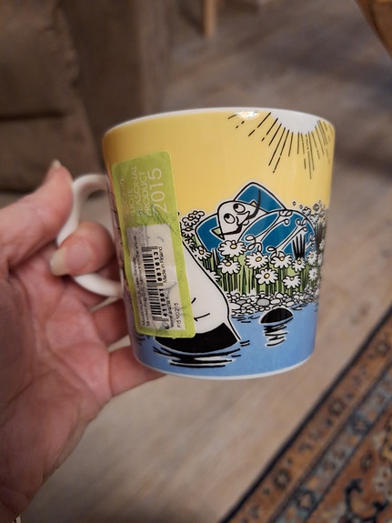 Muumi muki Hetki rannalla tarra on. Suomi muki