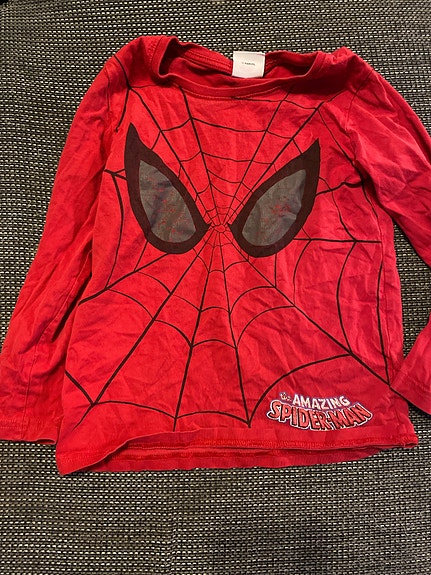Myydään 2 Marvel Spiderman paitaa yhdessä
