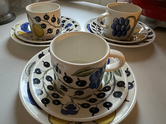 Arabia Paratiisi kahvikuppi 0,18l ja lautanen 14cm + lautanen 16,5cm 40€ setti