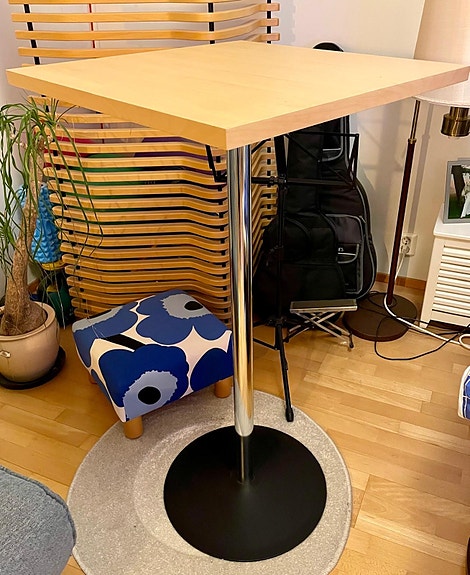 Korkea atk-pöytä seisomatyöskentelyyn