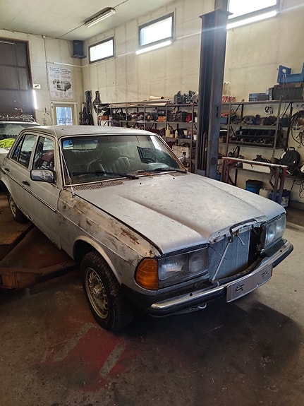 MB W123 230 Varaosiksi