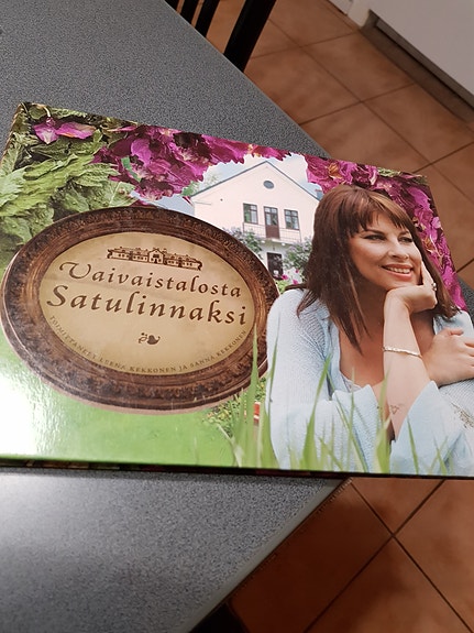 Vaivaistalosta Satulinnaksi. Leena Kekkonen ym.