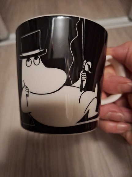 Muumi muki muumipappa musta tarralla