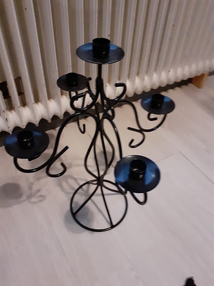 Metallinen kynttelikkö