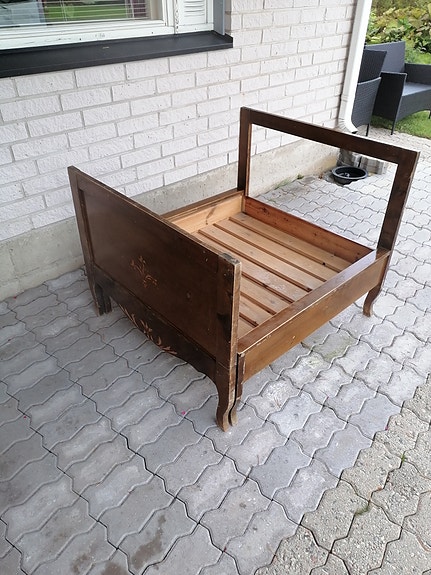 Myydään vanha puinen sänky.