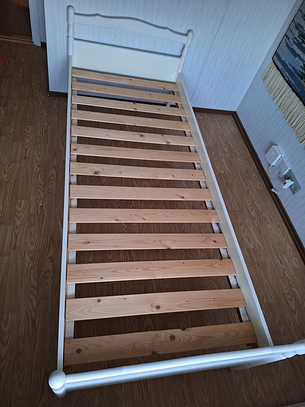 Sänky valkoinen