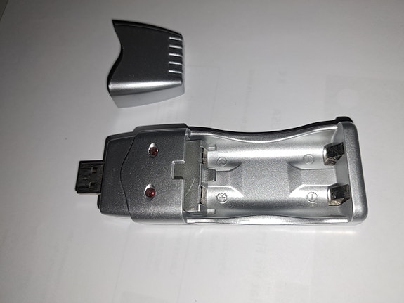 Laturi (AA- ja AAA -akuille), USB -liitännällä