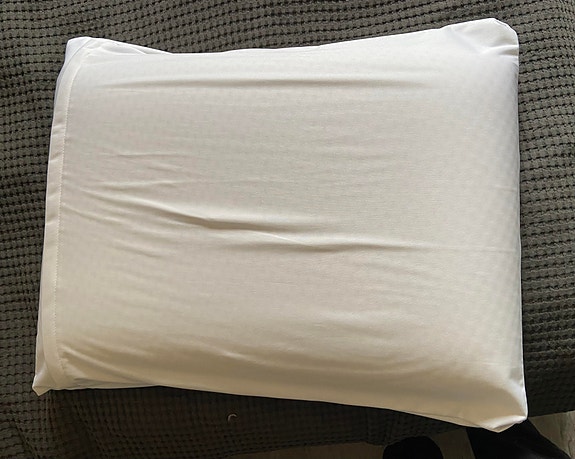 Uusi memory foam tyyny ja tyynynpäällinen